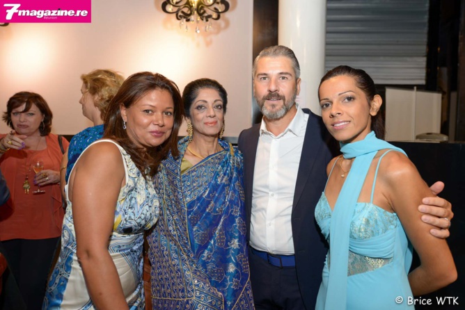 Cyrille Jahin, expert olfactif de la maison Guerlain entouré des équipes de Mado Cyrille Jahin, expert olfactif de la maison Guerlain entouré des équipes de Mado