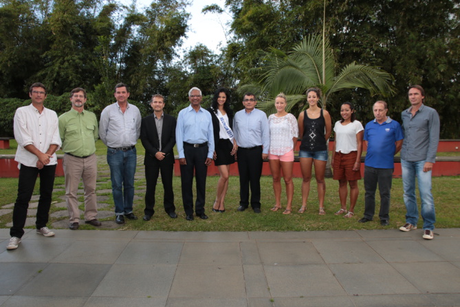 Le vice-président de la Région Serge Camatchy avec les partenaires de l’événement Le vice-président de la Région Serge Camatchy avec les partenaires de l’événement