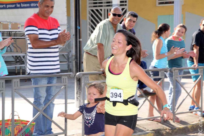 Julie Rivière franchit la ligne d'arrivée avec son fils. Que du bonheur...
