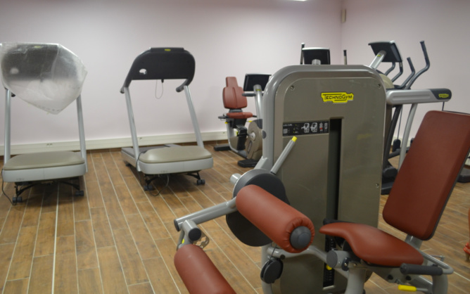 Une salle de fitness et un spa... Une salle de fitness et un spa...