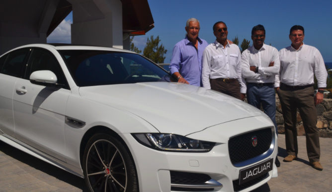 La Jaguar XE a été présentée à l'Akoya: sur la photo François Caillé, le président du Groupe Caillé, Joël Narayanin, le président de la Financière Janar, Julien Narayanin, le gérant de l'Akoya Hôtel, et Grégory Legendre, directeur de Kolors Automobiles