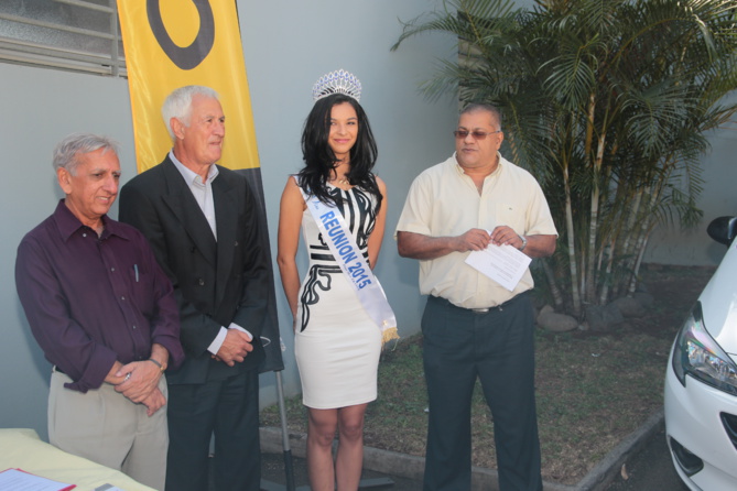 Aziz Patel du Comité Miss Réunion, Bernard Rivière, gagnant d'une Opel Corsa grâce à un jeu-concours, Azuima Issa, et Arzou Mahamadaly