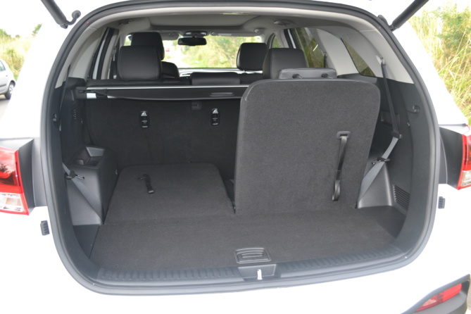 C'est un 7 places avec possibilité de rabattre les 2 sièges de la troisième rangée dans le plancher C'est un 7 places avec possibilité de rabattre les 2 sièges de la troisième rangée dans le plancher