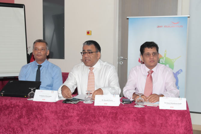 Robert Bourquin, le directeur d'Air Mauritius Réunion, Donald Payen, l'Executive Vice Président Communication d'Air Mauritius et  Rana Ramdaursingh, le Vice Président Commercial d'Air Mauritius