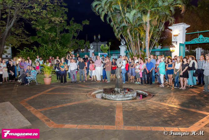 Beaucoup de monde dans les jardins de l'Artothèque Beaucoup de monde dans les jardins de l'Artothèque