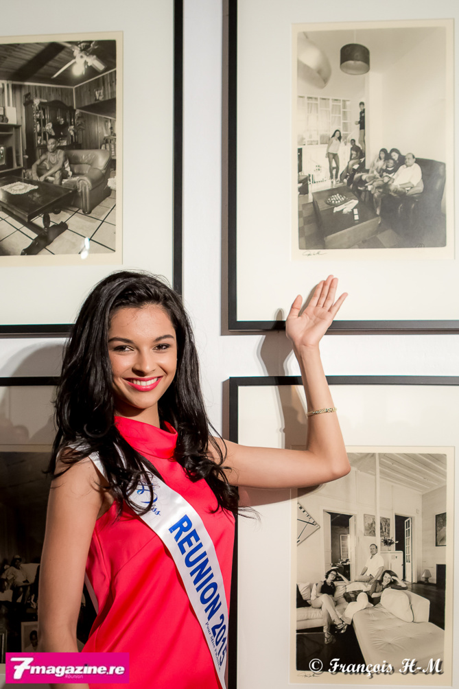 Azuima Issa devant sa photo de famille Azuima Issa devant sa photo de famille