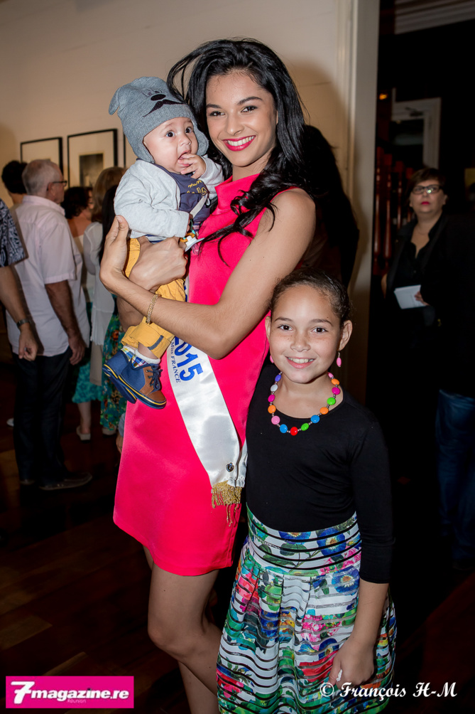 Expo "Vues intérieures"<br>Miss Réunion et sa famille photographiées par Athénas Expo "Vues intérieures"<br>Miss Réunion et sa famille photographiées par Athénas