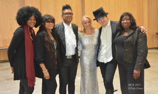 La blonde Céliante Jr avec ses partenaires La blonde Céliante Jr avec ses partenaires