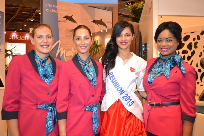 Avec les hôtesses Air Austral présentes à Top Résa Avec les hôtesses Air Austral présentes à Top Résa