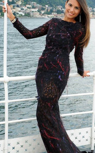 Elle pose aussi bien en robe...