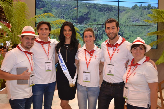 Miss Réunion a accueilli beaucoup de visiteurs sur le stand de La Réunion Miss Réunion a accueilli beaucoup de visiteurs sur le stand de La Réunion