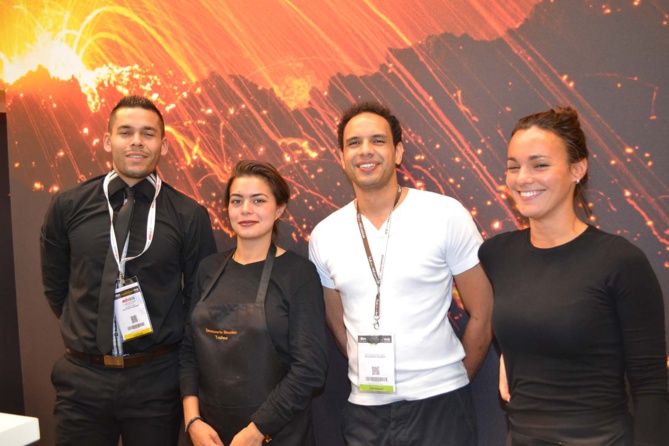 L'équipe du traiteur du stand de La Réunion L'équipe du traiteur du stand de La Réunion