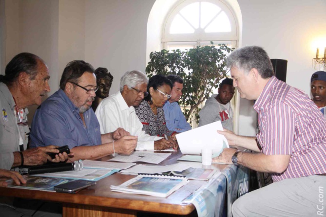 Dernière mise au point à la table de conférence. Dernière mise au point à la table de conférence.