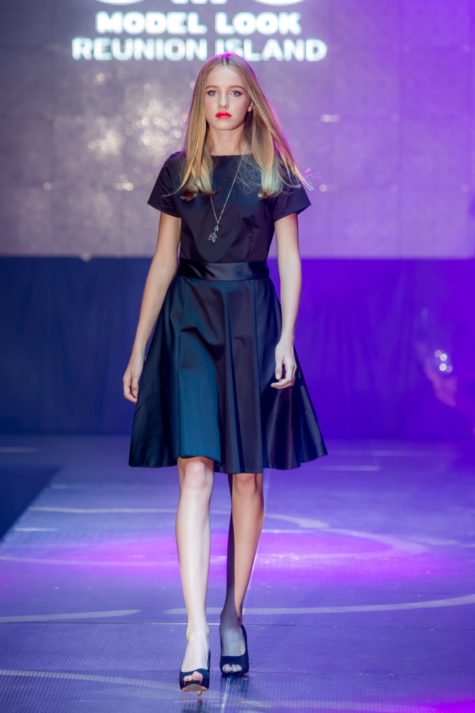 Leia en robe de cocktail Dark Revelation, bjoux Golcenter, chaussures Jina Leia en robe de cocktail Dark Revelation, bjoux Golcenter, chaussures Jina