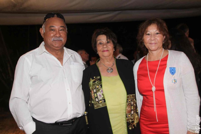 Ginette Azélie avec son frère aîné Claude Crescence et sa maman Gilberte Crescence Ginette Azélie avec son frère aîné Claude Crescence et sa maman Gilberte Crescence