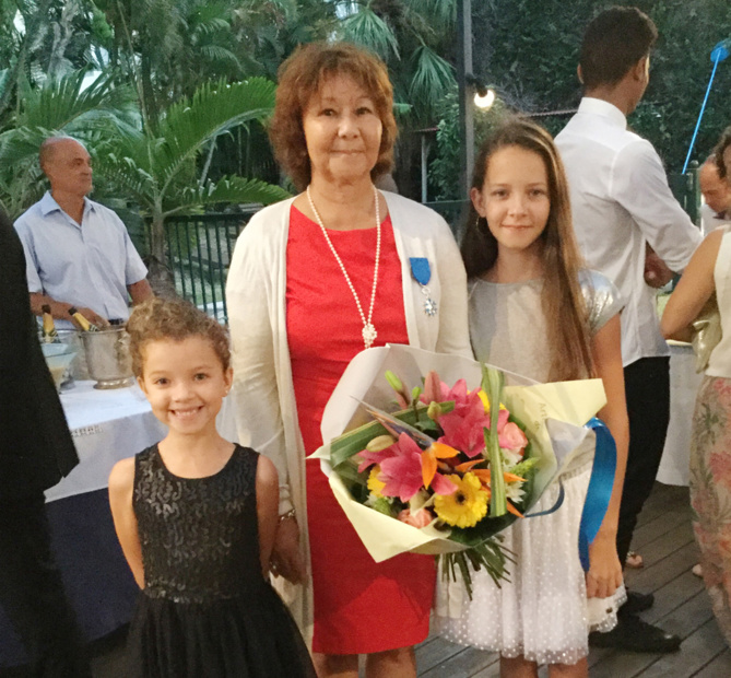 Ginette Azélie en compagnie de ses petites filles filles. Ginette Azélie en compagnie de ses petites filles filles.