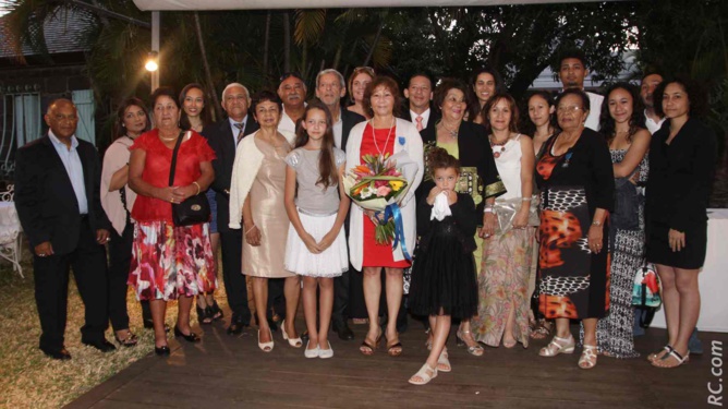 Ginette Azélie entourée de sa famille. Ginette Azélie entourée de sa famille.