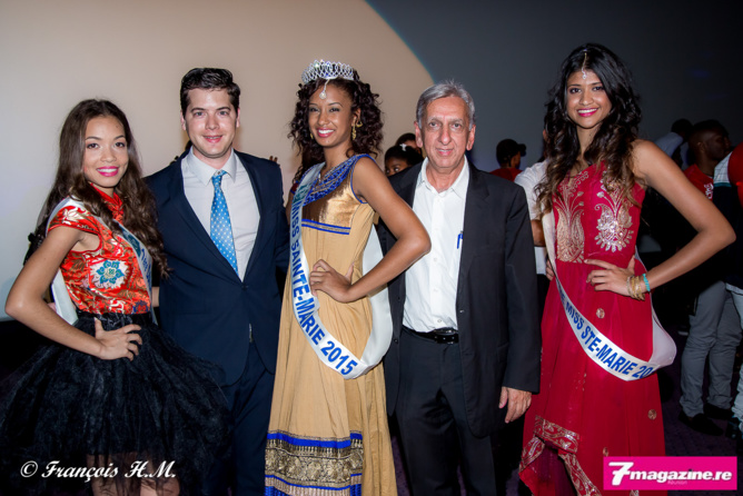 Les lauréates avec Grégoire Cordeboeuf, le président du CSM, et Aziz Patel du Comité Miss Réunion