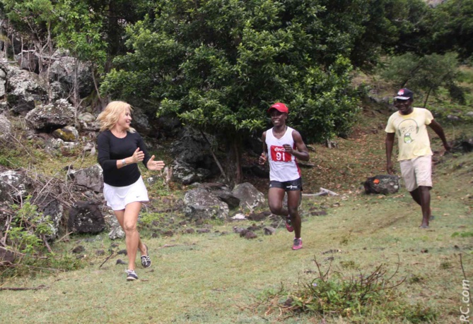 Les encouragements de Marlène Chane See Chu à Antoinette Milazar qui mène le bal.