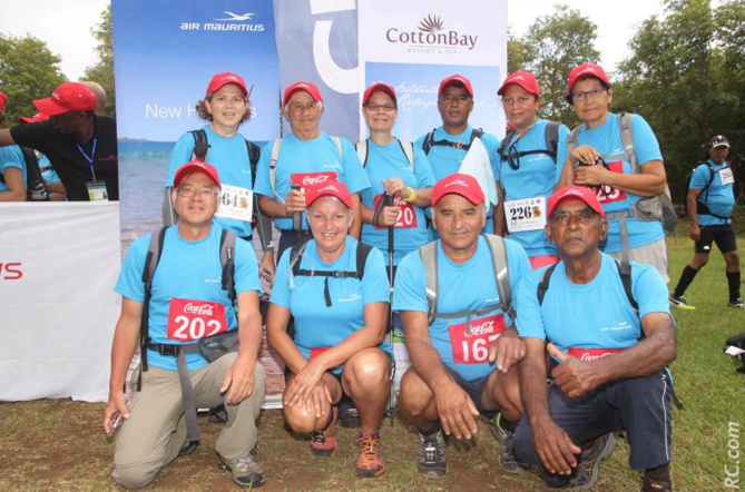 Ces Tamponnais entourent leur mascotte, Roland Athon, 88 ans et doyen du Trail de Rodrigues.