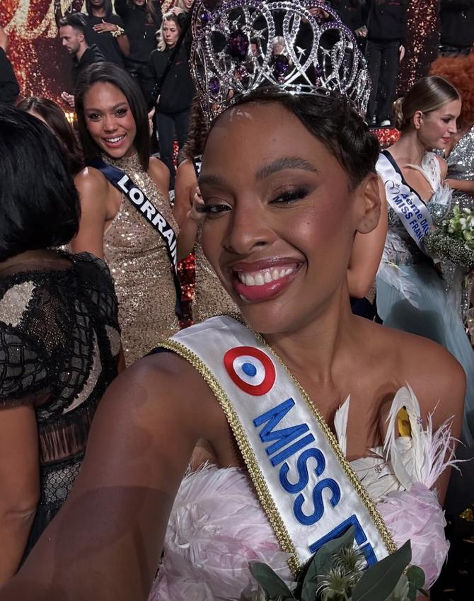 Miss France 2025 : son silence face à une question brûlante Miss France 2025 : son silence face à une question brûlante