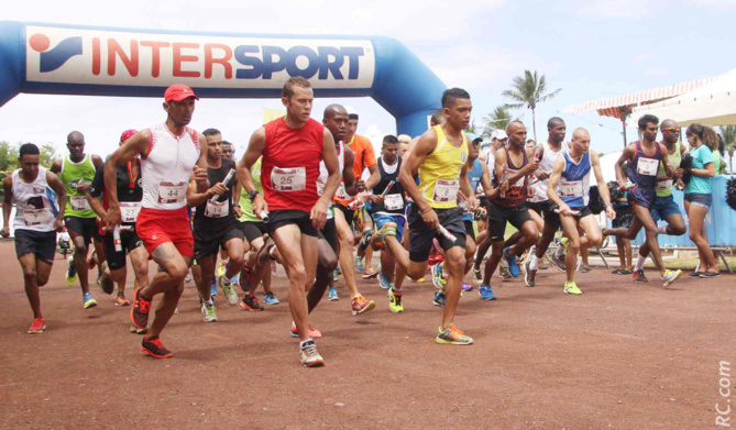 Départ des 50 équipes au stade Jean Allane de la Route des Plaines