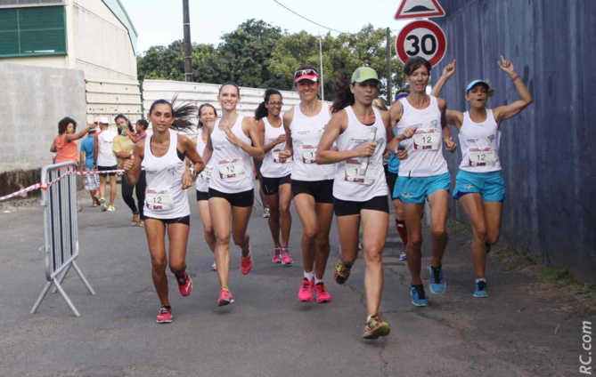 L'arrivée victorieuse de l'Entente du Sud à l'entrée du stade de Saint-Benoit