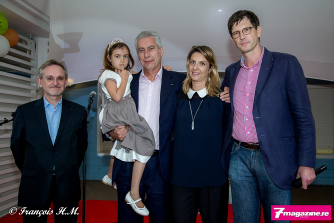Alain Baudry, le directeur général de Groupama Océan Indien, Bernard Veber avec son épouse et leur fille, et Thierry Martel, directeur général de Groupama SA