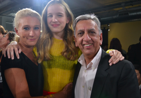 Léia avec Catherine Ronin et Aziz Patel, organisateurs du concours Elite à La Réunion Léia avec Catherine Ronin et Aziz Patel, organisateurs du concours Elite à La Réunion