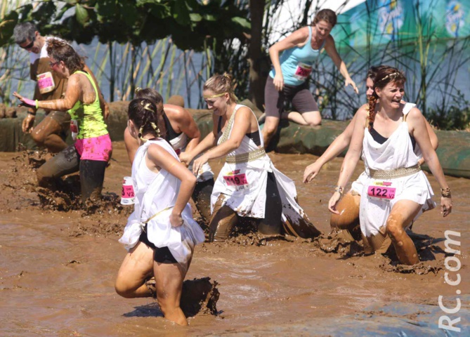 Un bain de boue, ça vous dit ? Un bain de boue, ça vous dit ?