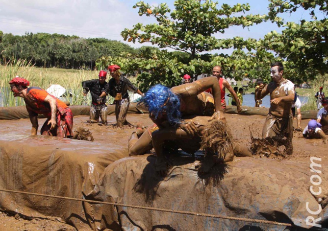 La boue, passage obligé de la Tropica'Dingue. Personne ne s'en plaint, bien au contraire La boue, passage obligé de la Tropica'Dingue. Personne ne s'en plaint, bien au contraire