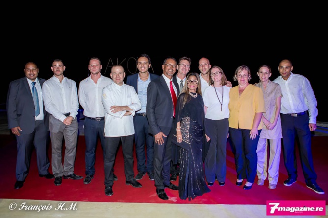 L'équipe de l'Akoya Hôtel à son ouverture L'équipe de l'Akoya Hôtel à son ouverture