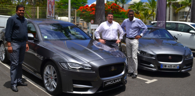 L'équipe Kolors Automobiles, Salim Doba, Grégory Legendre et Frédéric Métanire, devant les Jaguar XF et XE L'équipe Kolors Automobiles, Salim Doba, Grégory Legendre et Frédéric Métanire, devant les Jaguar XF et XE