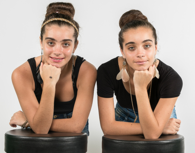 Fiona et Maella... Ou Maella et Fiona?... Fiona a le bandeau dans les cheveux! Fiona et Maella... Ou Maella et Fiona?... Fiona a le bandeau dans les cheveux!