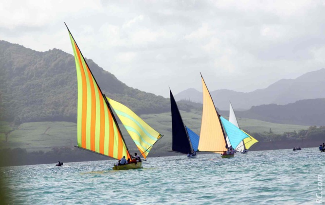 Des régates de voiliers dessinent un arc-en-ciel sur l'espace marin de Blue Bay Des régates de voiliers dessinent un arc-en-ciel sur l'espace marin de Blue Bay