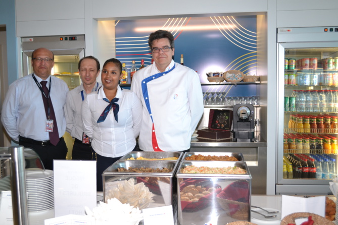 Frédéric Alory avec l'équipe Servair Réunion: David Marchand, adjoint au responsable restauration, Nadia Imouche, assistante, et Vincent Taochy, responsable restauration publique Frédéric Alory avec l'équipe Servair Réunion: David Marchand, adjoint au responsable restauration, Nadia Imouche, assistante, et Vincent Taochy, responsable restauration publique