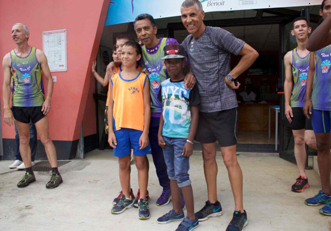 Jean-Louis Prianon et Thierry Jardinnot, pour un relais pédestre symbolique avec les collégiens.