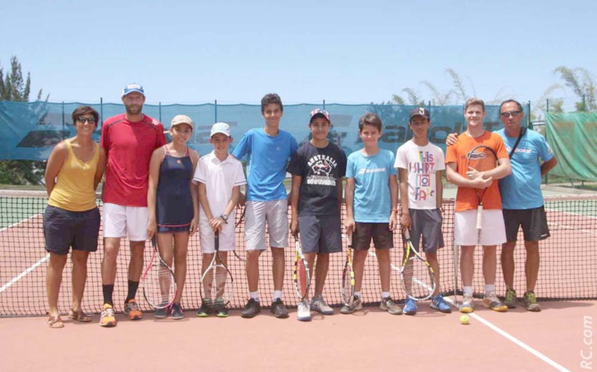 Les jeunes entourés de Carole Capitanio, Stéphane Robert N°20, Thomas Grinberg -15 et Eric Guiraud. Les jeunes entourés de Carole Capitanio, Stéphane Robert N°20, Thomas Grinberg -15 et Eric Guiraud.