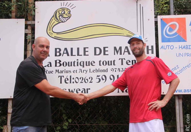 Thomas Grinberg -15 félicité par François Adam de Villiers, de Balle de Match, sponsor du tournoi