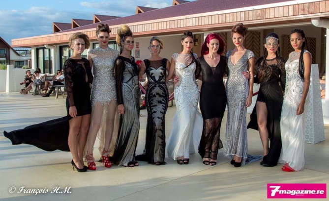 Hélène Clément et ses cheveux rouges avec ses mannequins du défilé Hélène Clément et ses cheveux rouges avec ses mannequins du défilé