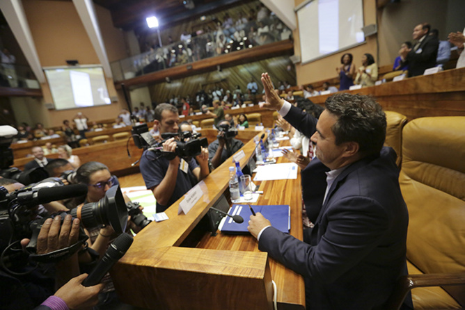 Sous les feux des projecteurs, Didier Robert salue toute l'assistance
