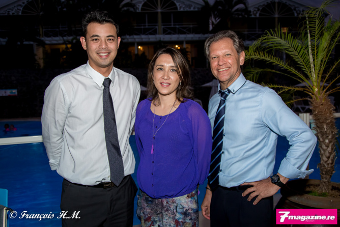 François Beauvillain (à droite) avec l'équipe de la Banque de la Réunion François Beauvillain (à droite) avec l'équipe de la Banque de la Réunion