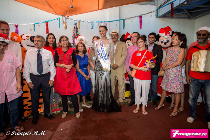 Noël des enfants malades au CHU<br>Miss Réunion et le Père Noël au rendez-vous Noël des enfants malades au CHU<br>Miss Réunion et le Père Noël au rendez-vous