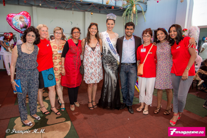 Noël des enfants malades au CHU<br>Miss Réunion et le Père Noël au rendez-vous Noël des enfants malades au CHU<br>Miss Réunion et le Père Noël au rendez-vous