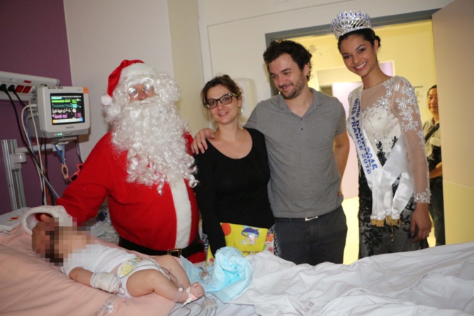 Noël des enfants malades au CHU<br>Miss Réunion et le Père Noël au rendez-vous Noël des enfants malades au CHU<br>Miss Réunion et le Père Noël au rendez-vous