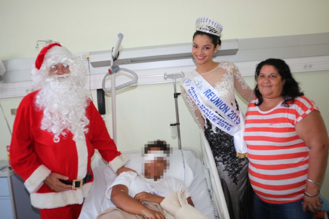 Noël des enfants malades au CHU<br>Miss Réunion et le Père Noël au rendez-vous Noël des enfants malades au CHU<br>Miss Réunion et le Père Noël au rendez-vous