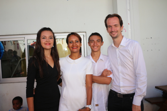 Noël des enfants malades au CHU<br>Miss Réunion et le Père Noël au rendez-vous Noël des enfants malades au CHU<br>Miss Réunion et le Père Noël au rendez-vous