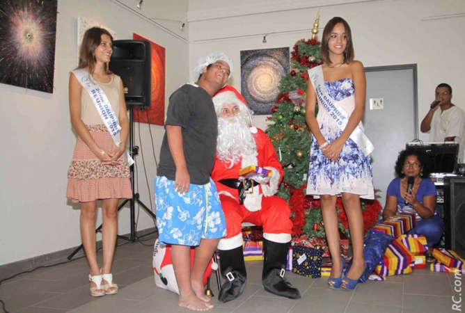 Le Père Noël Un ti marmaille Un sourire<br>Opération réussie! Le Père Noël Un ti marmaille Un sourire<br>Opération réussie!