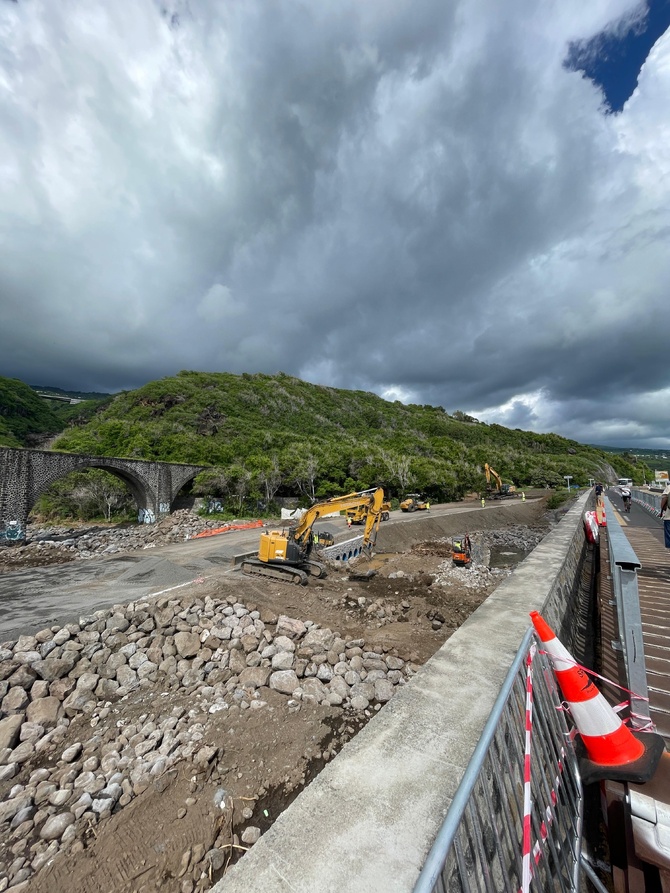 Ouverture d’un radier provisoire dans la ravine des Colimaçons le 19 mars prochain et mise en place d’un dispositif spécial pour la rentrée scolaire les 17 et 18 mars Ouverture d’un radier provisoire dans la ravine des Colimaçons le 19 mars prochain et mise en place d’un dispositif spécial pour la rentrée scolaire les 17 et 18 mars