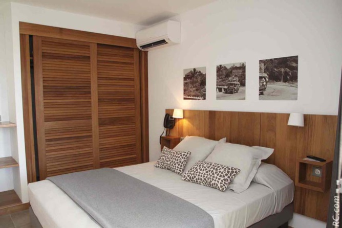 Une chambre classique décorée de photos qui rappellent le Saint-Pierre lontan Une chambre classique décorée de photos qui rappellent le Saint-Pierre lontan